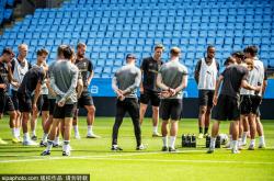 雷速体育官方-战术变革引争议，球迷热议球队走势